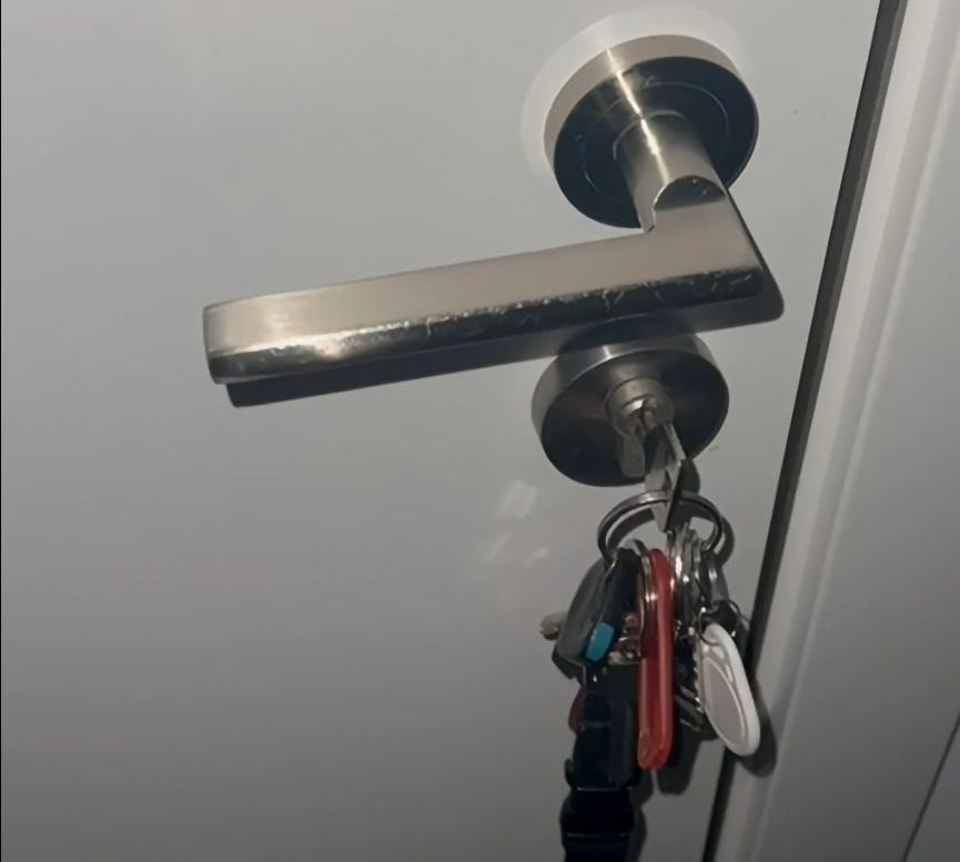 puerta con las llaves puestas